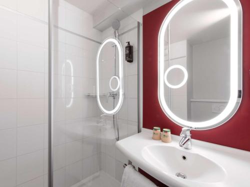 巴黎宜必巴士底福伯格圣安东尼酒店的一间带水槽和镜子的浴室
