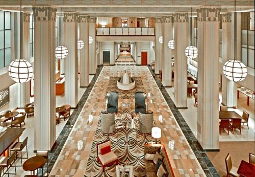 凤凰城凤凰城希尔顿花园酒店的大楼内带桌椅的大型大堂