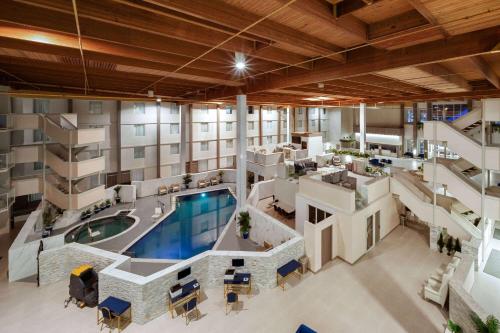 欧文Wyndham DFW Airport的享有公寓大楼空中景致,设有游泳池