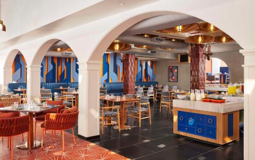 卡兰古特Ronil Goa - a JdV by Hyatt Hotel的一间带桌椅的餐厅和一间酒吧