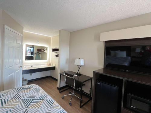 乔治敦Motel 6 Georgetown, SC Marina的酒店客房设有一间带一张床和一张书桌的卧室