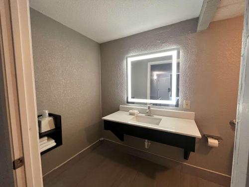 斯帕坦堡Motel 6 Spartanburg, SC Northwest Business 85的一间带水槽和镜子的浴室