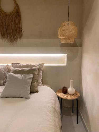 拉科鲁尼亚Emuna House A Coruña的卧室配有白色的床和桌子