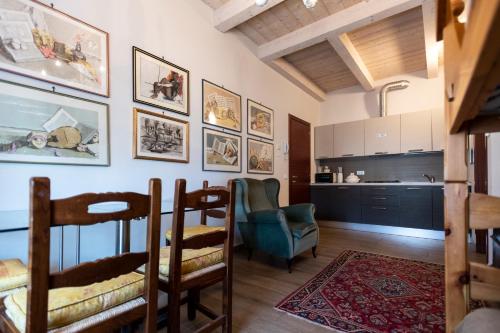拉文纳Al Battistero Luxury Suite的厨房以及带桌椅的起居室。