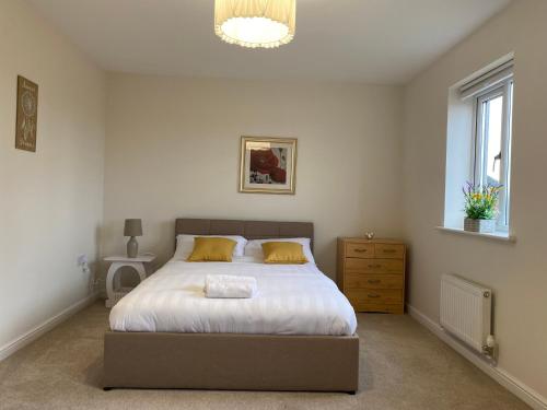 伍尔弗汉普顿Beautiful Home in Wolverhampton!的一间卧室设有一张大床和一个窗户。