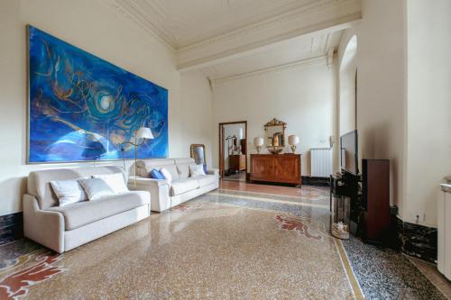 韦内雷港Villa Paolo Lemon Tree的客厅配有两张沙发,墙上挂有绘画作品