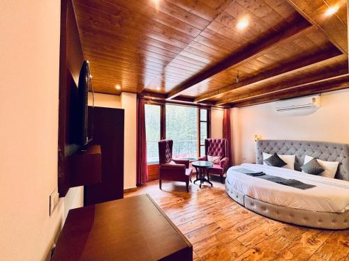 卡索尔The Kasol Parvati View by - ASIA HOLIDAYS的一间卧室配有一张床和一张书桌
