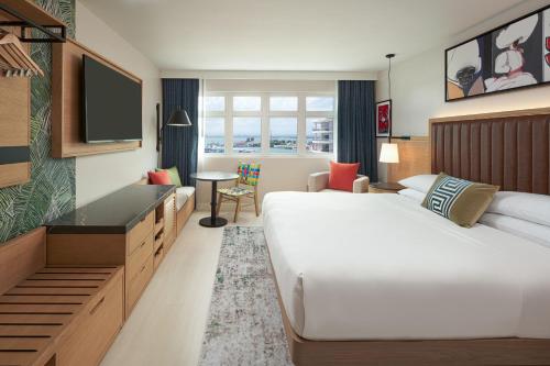 圣胡安Hotel Rumbao, a Tribute Portfolio Hotel的酒店客房设有一张大床和一台电视。