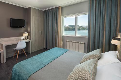 科巴罗孔巴洛酒店的酒店客房设有床和窗户。
