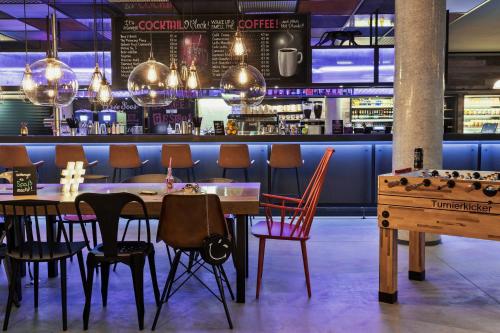 哥伦比亚Moxy Columbia Downtown的一间带桌椅的餐厅和酒吧