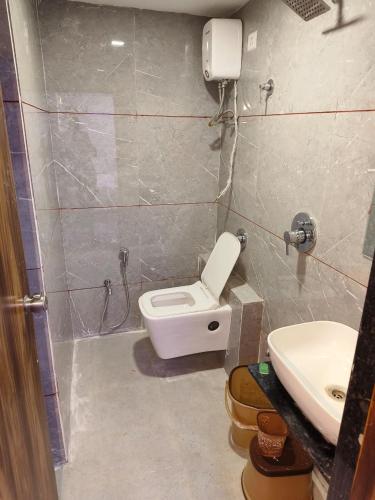 艾哈迈达巴德Hotel Angell Park的一间带卫生间和水槽的浴室