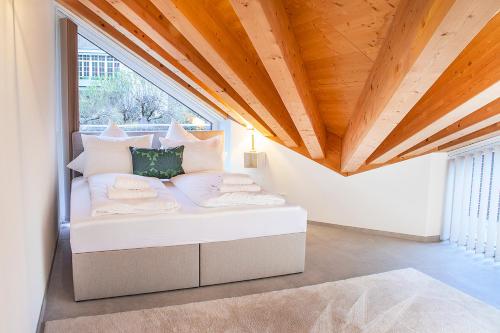 伊兹林根※Luxus Loft mit Boxspringbetten und Heimkino ※的木天花板的客房内的一张床位