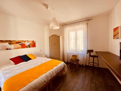 努奥罗Carrales Guest House的一间卧室配有一张带橙色毯子的床