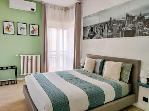 科莫Montesanto7的一间卧室配有一张带绿色墙壁的床