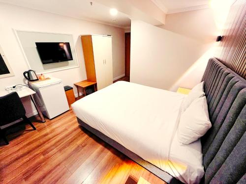 伊斯坦布尔奈拉酒店的酒店客房设有白色的床和电视。