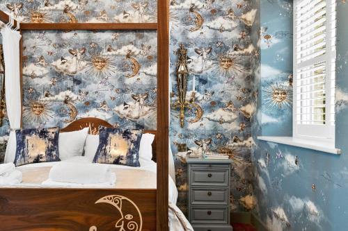 奥克姆Normanton Park House - Luxury Rutland Water Home的一间卧室配有一张蓝色墙壁的床