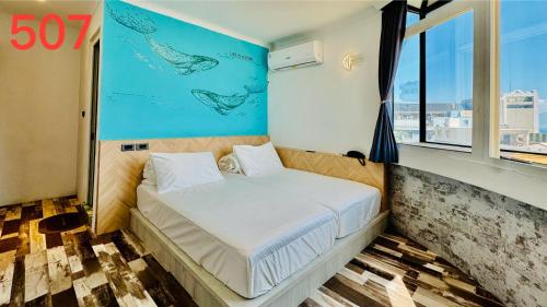 小琉球岛琉夏莱旅店的窗户客房内的小床