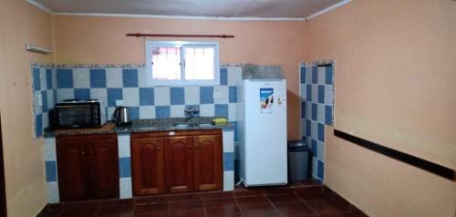 费德拉西翁Pucará的带冰箱和窗户的小厨房