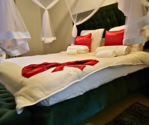 马普托Galo do Mar的一张带红白毯子和枕头的床