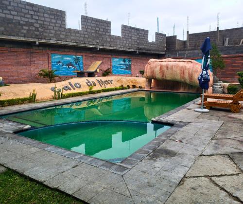 马普托Galo do Mar的一座建筑物的院子内的游泳池