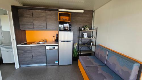 皮罗瓦茨CHARTA mobile home Toni的一间带冰箱和水槽的小厨房