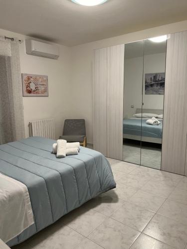 塔兰托Casa di RO'的一间卧室配有蓝色的床和椅子