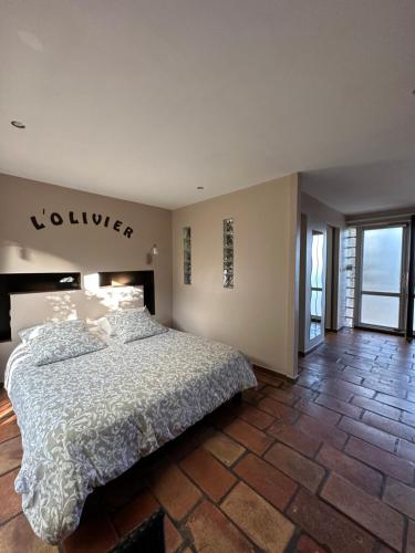 马恩河畔的尚格尼橄榄树之家住宿加早餐旅馆的一间卧室,卧室内配有一张大床