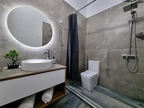 培拉特Vila Egeus的一间带水槽和镜子的浴室