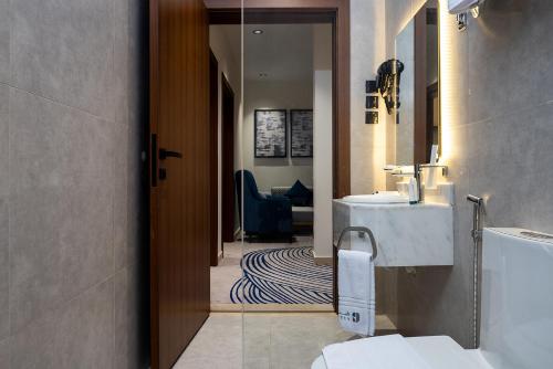 麦地那فندق لفيف lviv hotel的一间带水槽和镜子的浴室