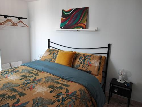 佩特拉利亚索普拉纳Casa Vacanze A Tramuntana的一间卧室配有一张带彩色毯子的床
