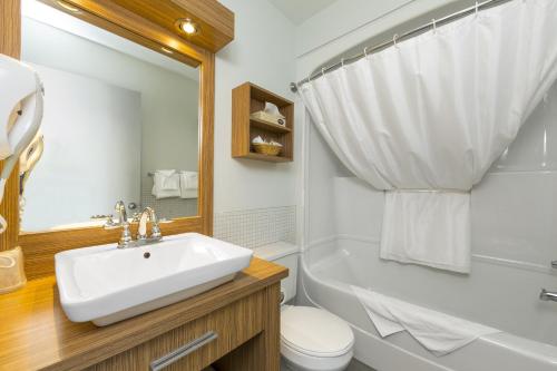 拉马巴耶卡斯特德拉梅尔酒店-汽车旅馆的一间带水槽、浴缸和卫生间的浴室
