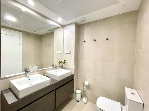 福恩吉罗拉Paradise in Fuengirola的浴室设有2个水槽和镜子