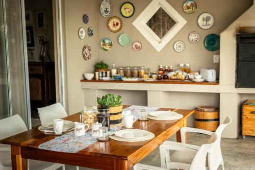 奥乔Munsterland Guest Farm的一间用餐室,墙上配有木桌和盘子