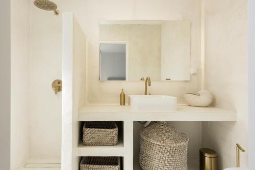 奎特里拉Modern Retreat: 3 Bedroom Villa in the Old Village的白色的浴室设有水槽和镜子