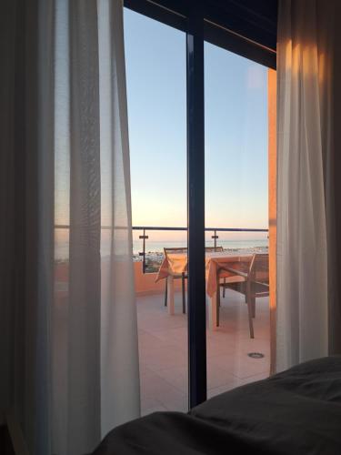 莫哈卡尔roomwithview casa marco的一间卧室,享有带桌子的阳台的景色