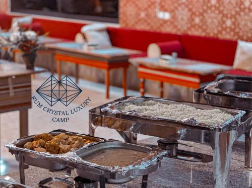 瓦迪拉姆Rum Crystal Luxury Camp的餐馆里展示的两盘食物