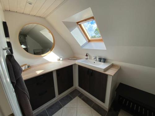 TommerupWonderful house & garden的一间带水槽和镜子的小浴室