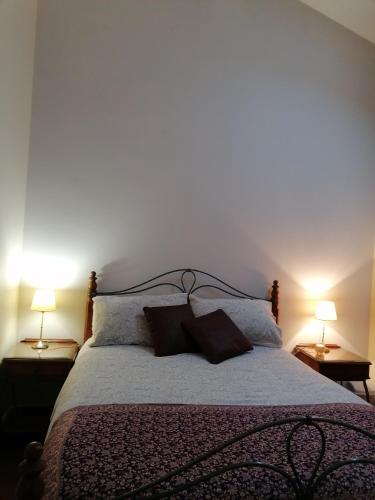 纽里The Beeches的一间卧室配有一张大床和两盏灯