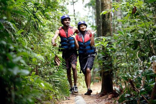 基图尔格勒Ceylon Adventure Sports的森林中走下一条小路的男人和女人