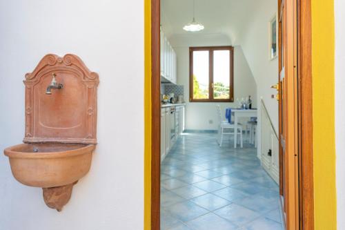 普莱伊亚诺CASA OLGA, UN AFFACCIO SUL MARE !!的厨房的墙上设有铜制水槽