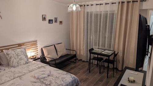 米卢斯Escapade Mulhousienne的一间卧室配有一张床、一把椅子和一张桌子