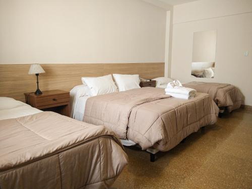 萨尔塔GS Hotel的酒店客房,设有两张床和镜子