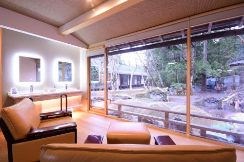 高野山高野山 真田坊 蓮華定院 -Koyasan Sanadabo Rengejoin-的客厅设有大窗户和沙发