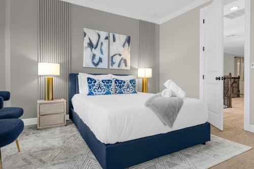 基西米Elegant Disney Vacation Home on Reunion Resort的一间卧室配有一张带蓝色和白色枕头的床