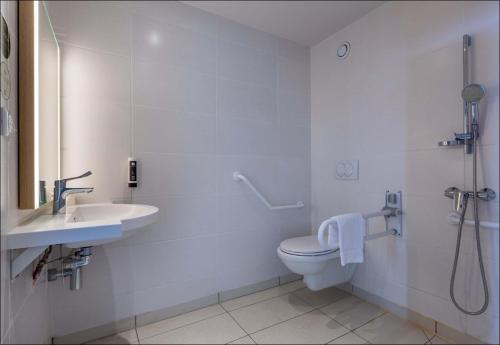沙特尔B&B HOTEL CHARTRES Oceane的白色的浴室设有卫生间和水槽。