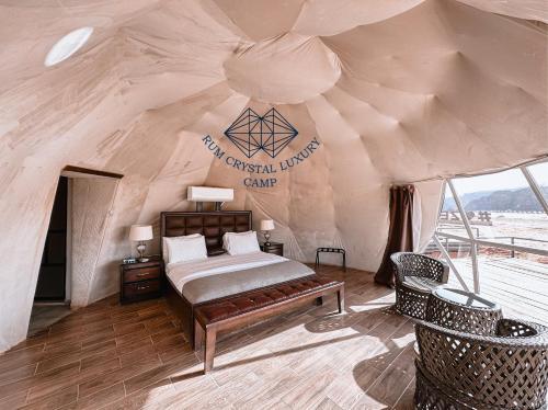 瓦迪拉姆Rum Crystal Luxury Camp的帐篷内一间卧室,配有一张床