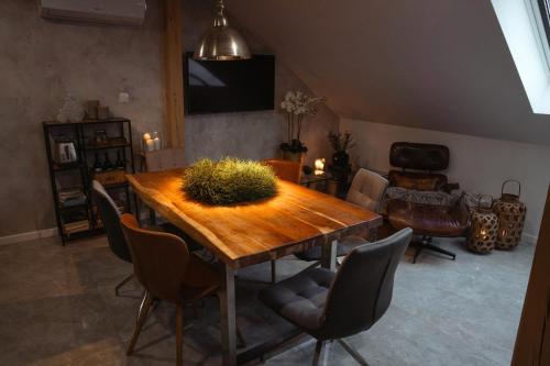 普罗斯特迪尼贝克瓦Apartmany pod Pustevnami的一间带木桌和椅子的用餐室