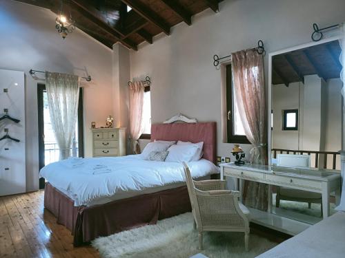 弗洛里纳Amadrias Villa Florina的一间卧室配有一张床、一张桌子和一个水槽