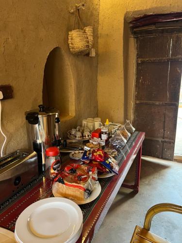 阿尔哈姆拉Mall Aldakhil House的厨房里一张带食物盘的桌子