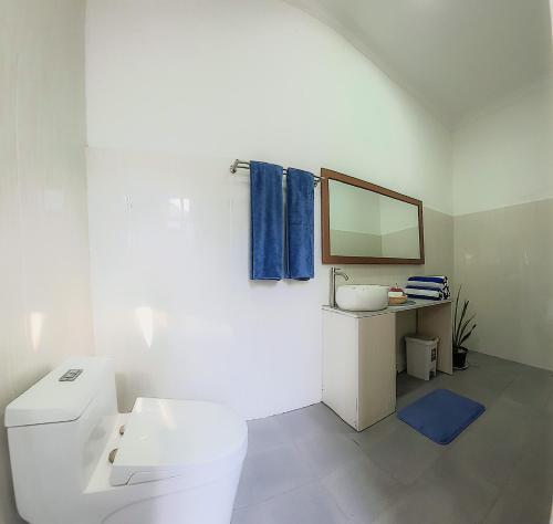 NilandhooHide Inn Blue的白色的浴室设有水槽和镜子